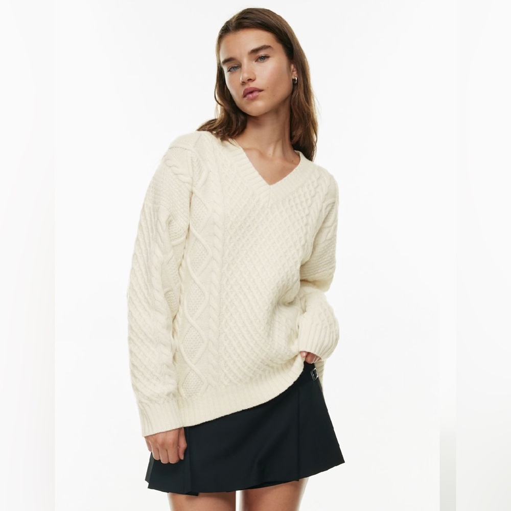 Aritzia Sunday Best Peggy V-neck Sweater. Size small.